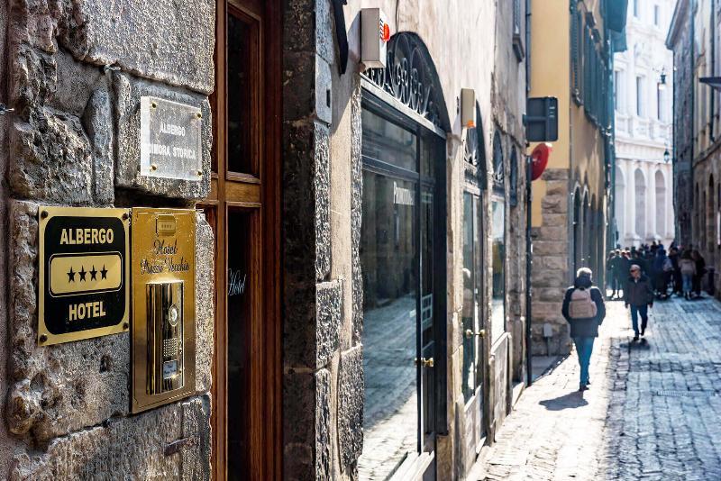 Piazza Vecchia 4*